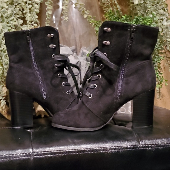 Womens sz 9 black suede booties - Picture 2 of 6